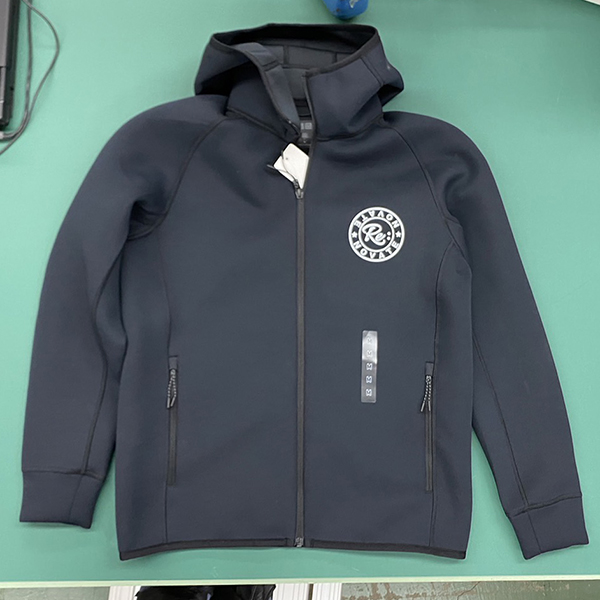 スタッフ用パーカー　ユニクロ製パーカー持込み　株式会社RENOVATE　様